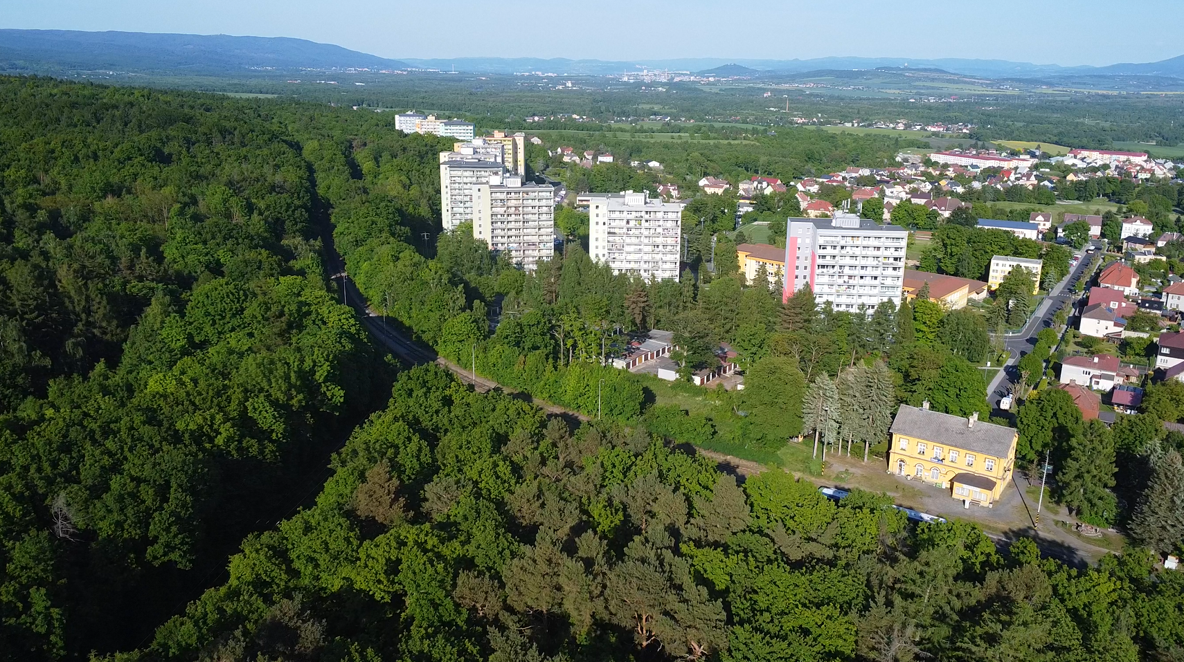 Pohled na okolí domu se zelení a zástavbou Oseka